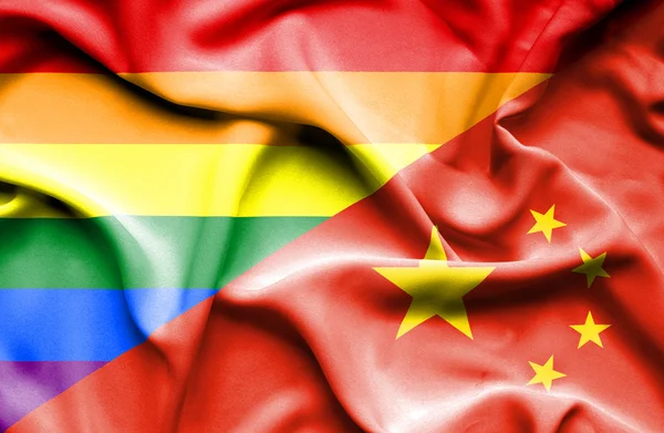 Vlající vlajka Číny a Lgbt — Stock fotografie