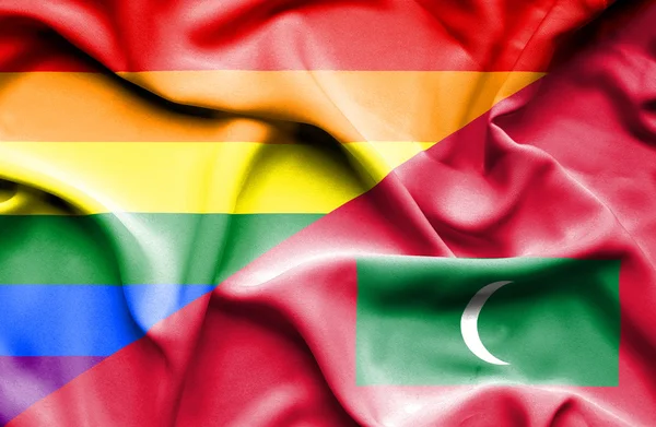 Maldivler ve Lgbt bayrağı sallayarak — Stok fotoğraf