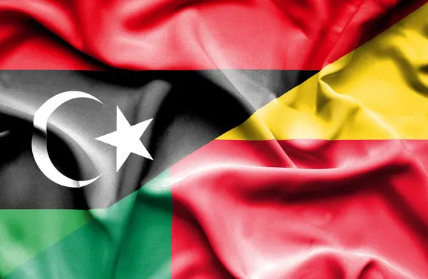 Wapperende vlag van Benin en Libië — Stockfoto