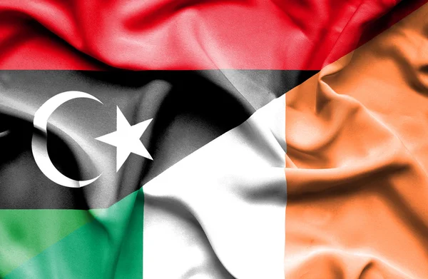 Wapperende vlag van Ierland en Libië — Stockfoto