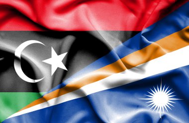 Marshall Adaları ve Libya bayrağı sallayarak