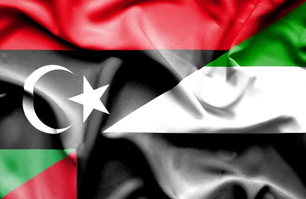 Vlající vlajka Spojených arabských emirátů a Libye — Stock fotografie