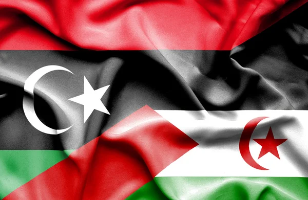 Mávání vlajkou Západní Sahary a Libye — Stock fotografie