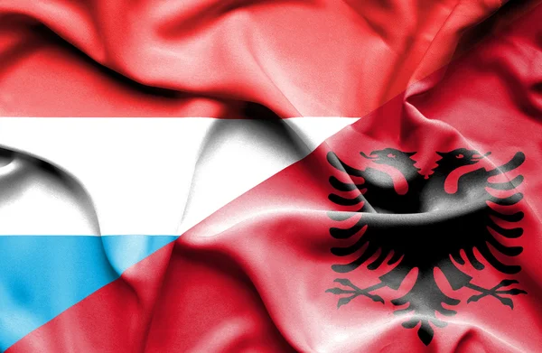 Viftande flagga Albanien och Luxemburg — Stockfoto