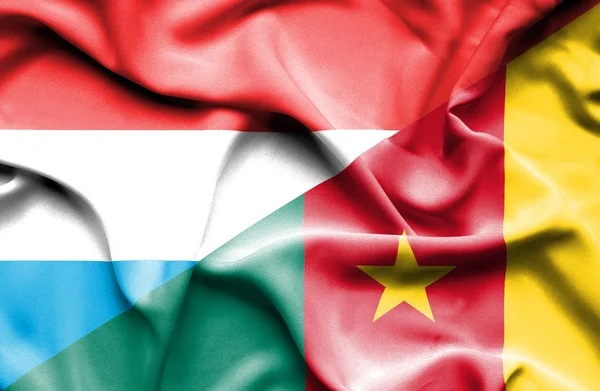 Kamerun és Luxemburg hullámzó zászlaja — Stock Fotó