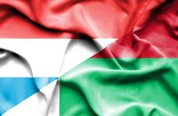Vlající vlajka Madagaskaru a Lucembursko — Stock fotografie