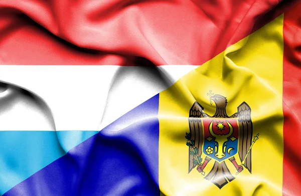 Flagge von Moldawien und Luxemburg schwenken — Stockfoto