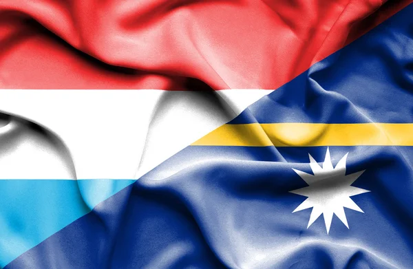 Wapperende vlag van Nauru en Luxemburg — Stockfoto