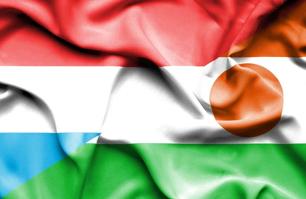 Wapperende vlag van Niger en Luxemburg — Stockfoto