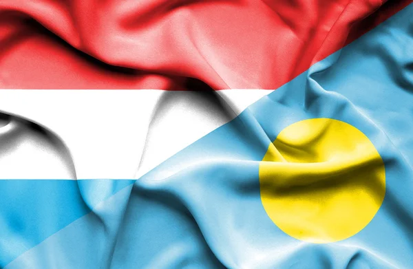 Palau ve Lüksemburg bayrağı sallayarak — Stok fotoğraf