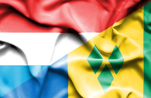 Wehende Fahne von Saint Vincent und Grenadinen und Luxemburg — Stockfoto