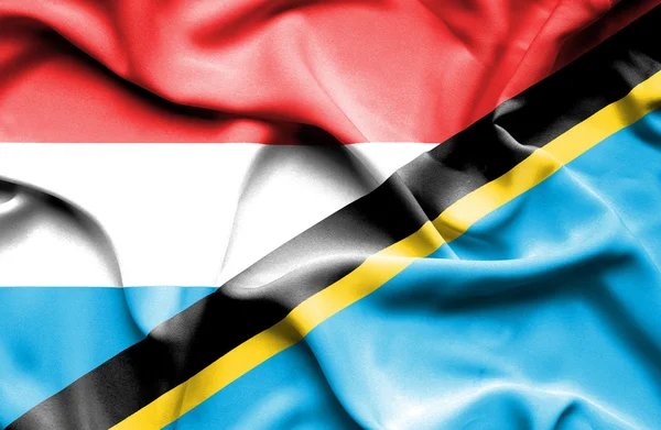 Bandiera sventolante di Tanzania e Lussemburgo — Foto Stock