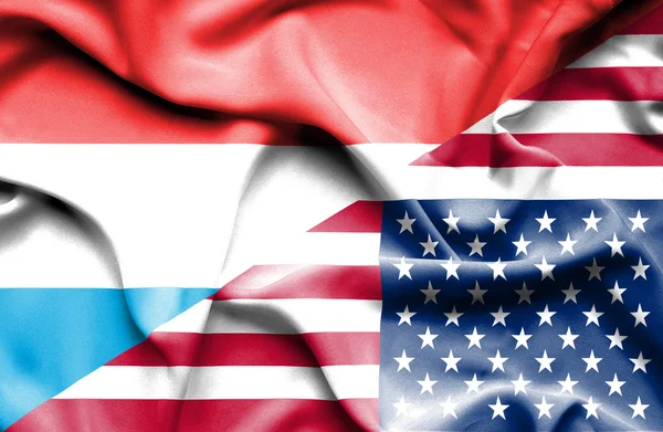 Flagge der Vereinigten Staaten von Amerika und Luxemburg schwenken — Stockfoto