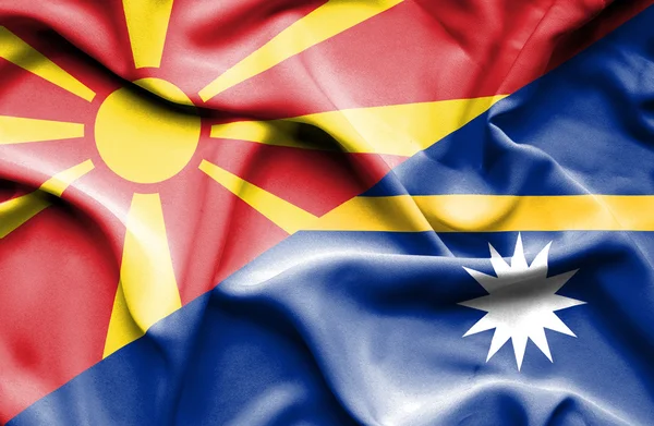 那飘扬的旗帜，瑙鲁和马其顿 — 图库照片
