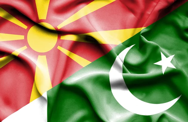 Wapperende vlag van Pakistan en Macedonië — Stockfoto