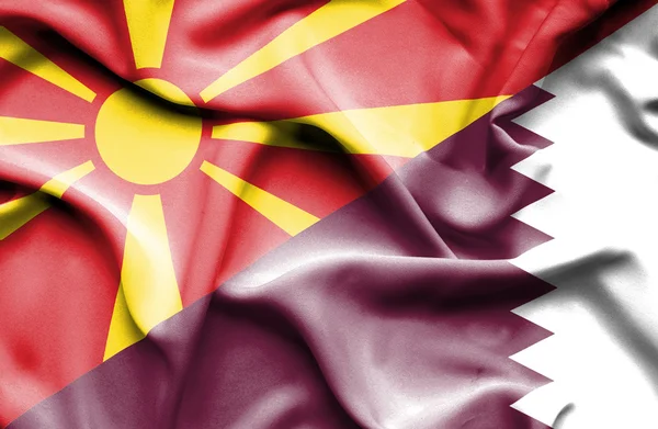 Drapeau agitant du Qatar et de Macédoine — Photo