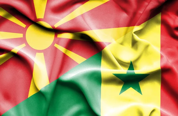 Wapperende vlag van Senegal en Macedonië — Stockfoto