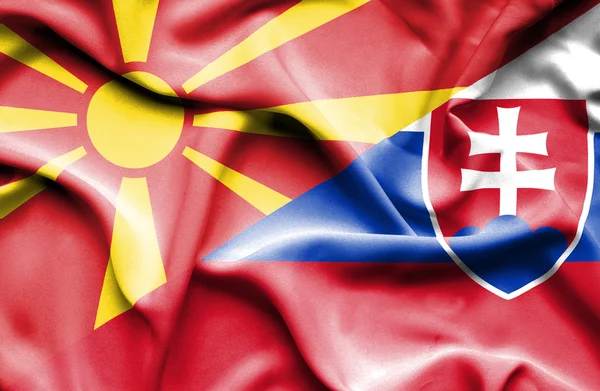 スロバキア、マケドニアの旗を振っています。 — ストック写真
