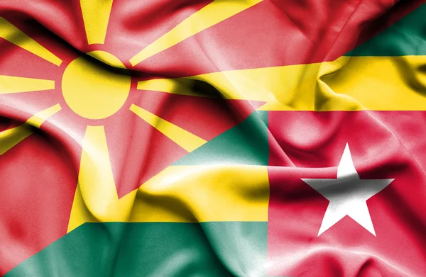 多哥和马其顿那飘扬的旗帜 — 图库照片