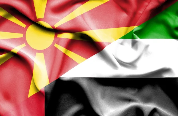 阿拉伯联合酋长国和马其顿那飘扬的旗帜 — 图库照片