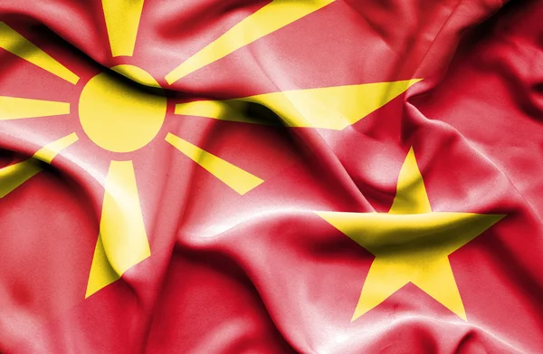 越南和马其顿那飘扬的旗帜 — 图库照片