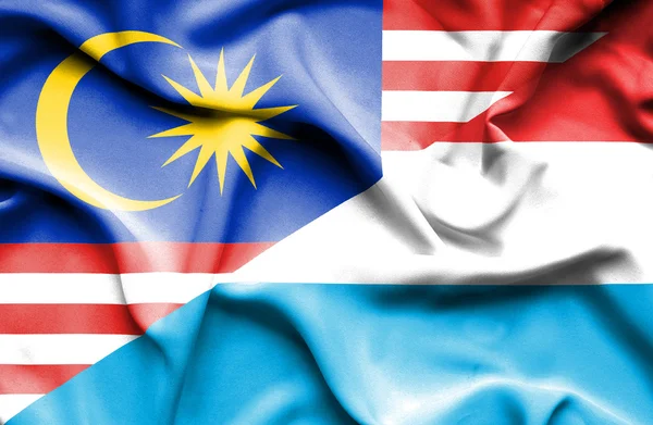 Falującej flagi Luksemburga i Malezji — Zdjęcie stockowe