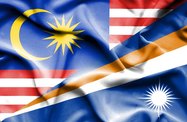마샬 제도, 말레이시아의 국기를 흔들며 — 스톡 사진