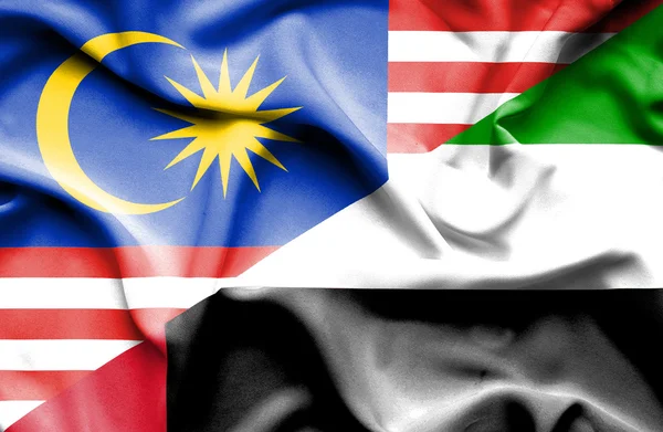 Κουνώντας τη σημαία των Ηνωμένων Αραβικών Εμιράτων και Μαλαισία — Φωτογραφία Αρχείου