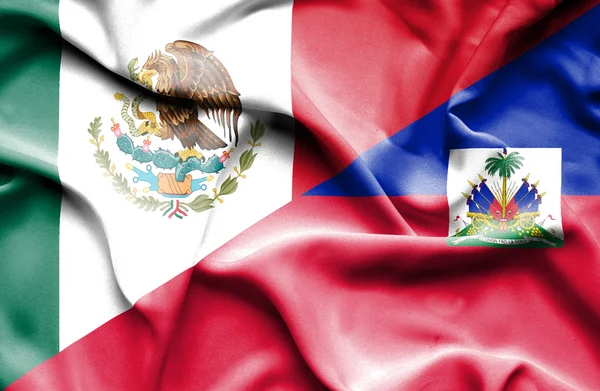 Ondeando la bandera de Haití y México — Foto de Stock