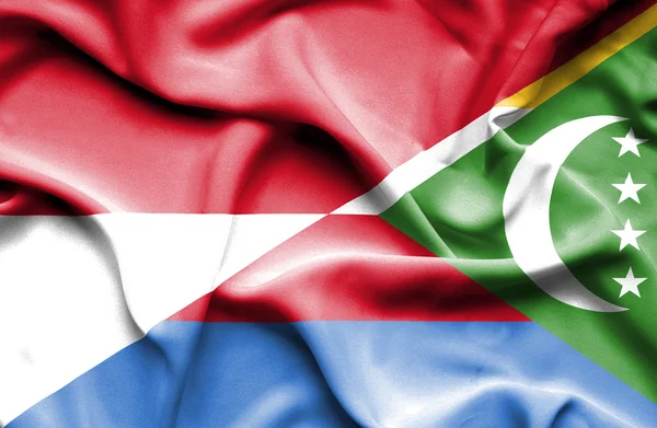 Komor Adaları ve Monaco bayrağı sallayarak — Stok fotoğraf