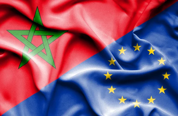 Bandera ondeante de la Unión Europea y Marruecos — Foto de Stock