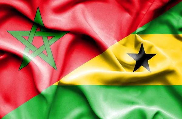 Flagge von São Tomé und Principe und Marokko schwenken — Stockfoto