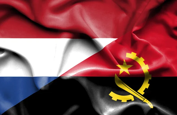 Flagge von Angola und den Niederlanden schwenken — Stockfoto