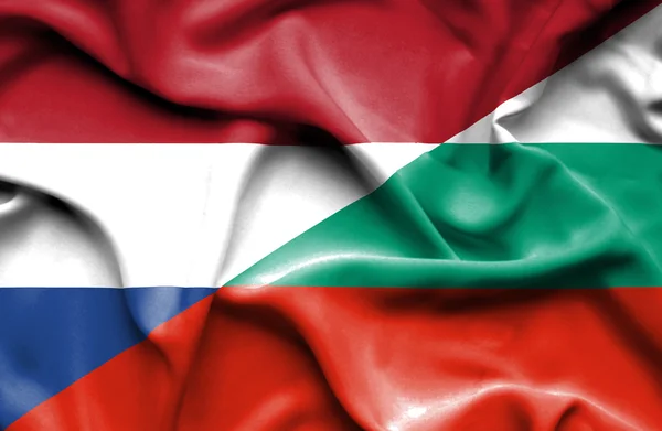 Bandera ondeante de Bulgaria y Holanda — Foto de Stock