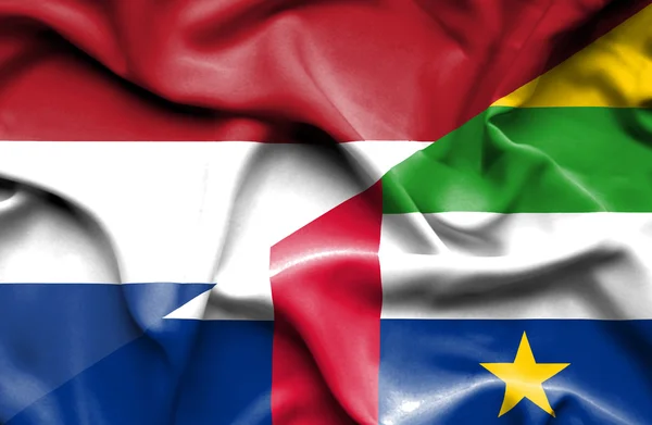 Wapperende vlag van de Centraal-Afrikaanse Republiek en Nederland — Stockfoto