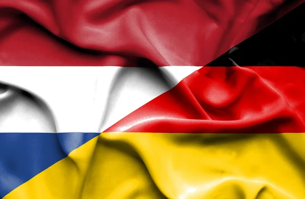 Flagge von Deutschland und den Niederlanden schwenken — Stockfoto