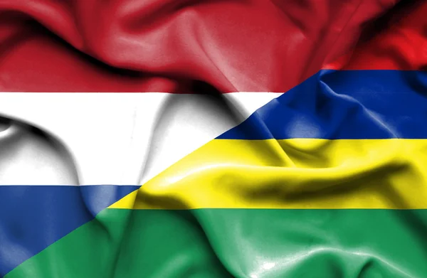 Flagge von Mauritius und den Niederlanden schwenken — Stockfoto