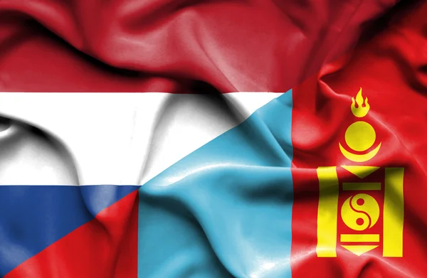 Wapperende vlag van Mongolië en Nederland — Stockfoto