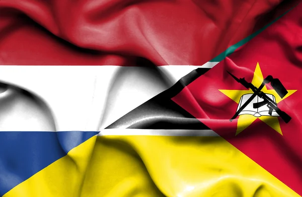 Drapeau flottant du Mozambique et des Pays-Bas — Photo