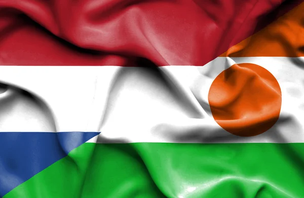 Flagge Nigerias und der Niederlande schwenken — Stockfoto