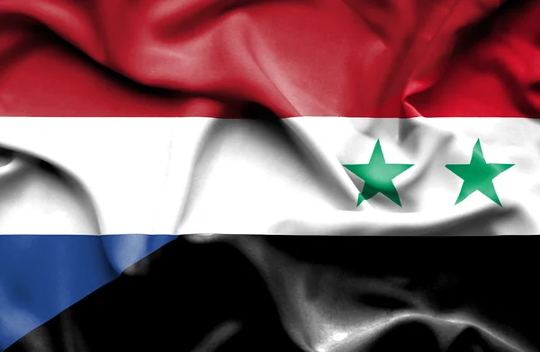 Flagge von Syrien und den Niederlanden schwenken — Stockfoto