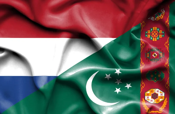 Türkmenistan ve Hollanda bayrağı sallayarak — Stok fotoğraf