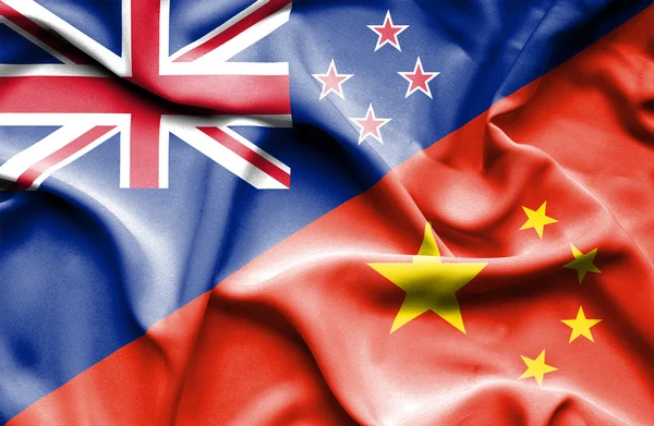 中国和新西兰的那飘扬的旗帜 — 图库照片