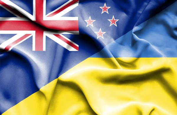 乌克兰和新西兰那飘扬的旗帜 — 图库照片