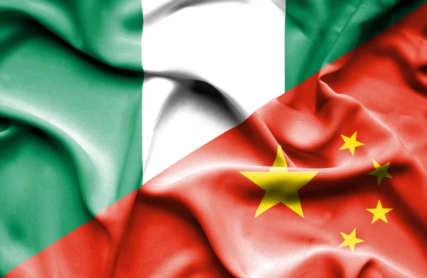 Flagge von China und Nigeria schwenken — Stockfoto