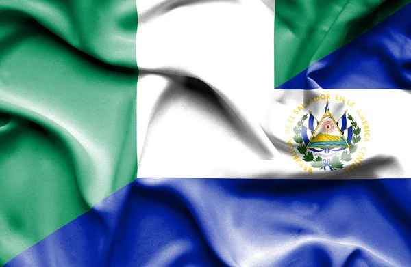 El salvador ve Nijerya bayrağı sallayarak — Stok fotoğraf