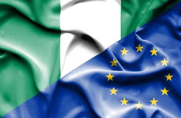 Macha flagą Unii Europejskiej i Nigerii — Zdjęcie stockowe