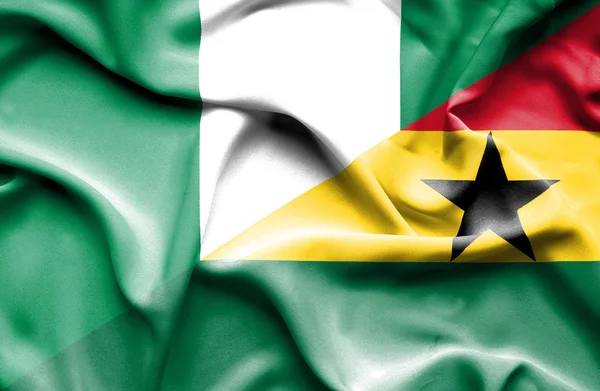 Ondeando la bandera de Ghana y Nigeria — Foto de Stock