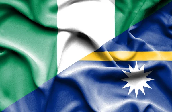 Viftande flagga nauru och nigeria — Stockfoto