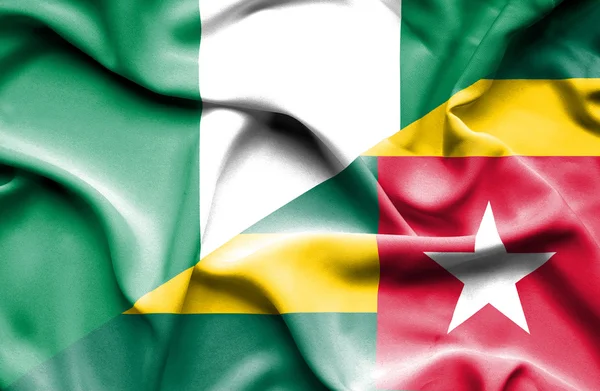 Sventolando bandiera del Togo e Nigeria — Foto Stock